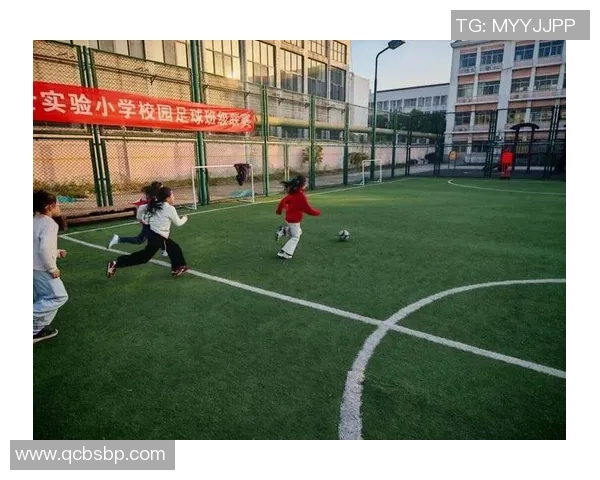 在操场上拍照记录足球瞬间的青春与激情